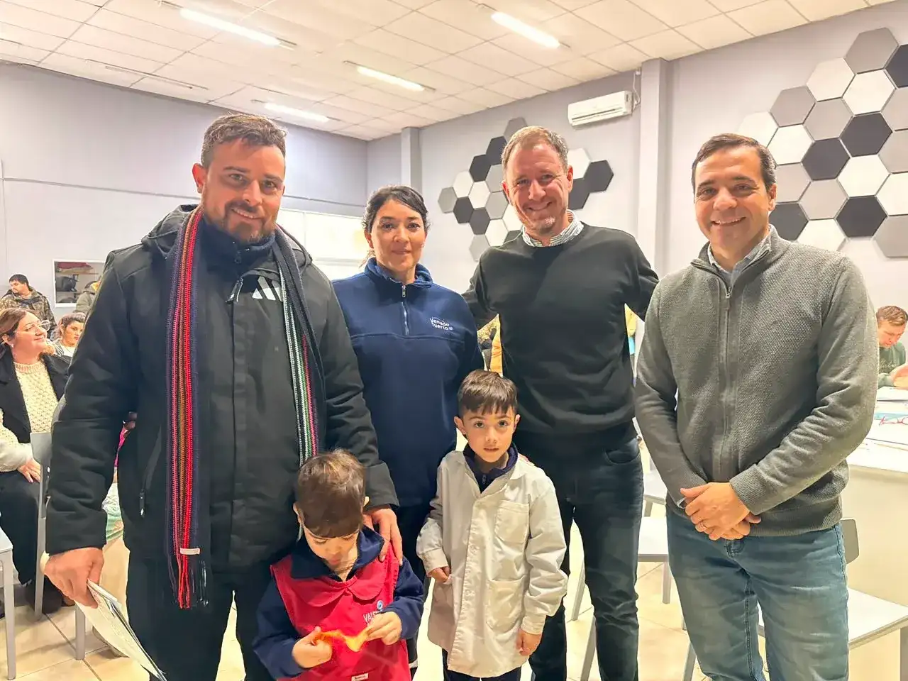 De Mattia y Pellegrini junto a familias beneficiadas con el plan de acceso a la tierra.