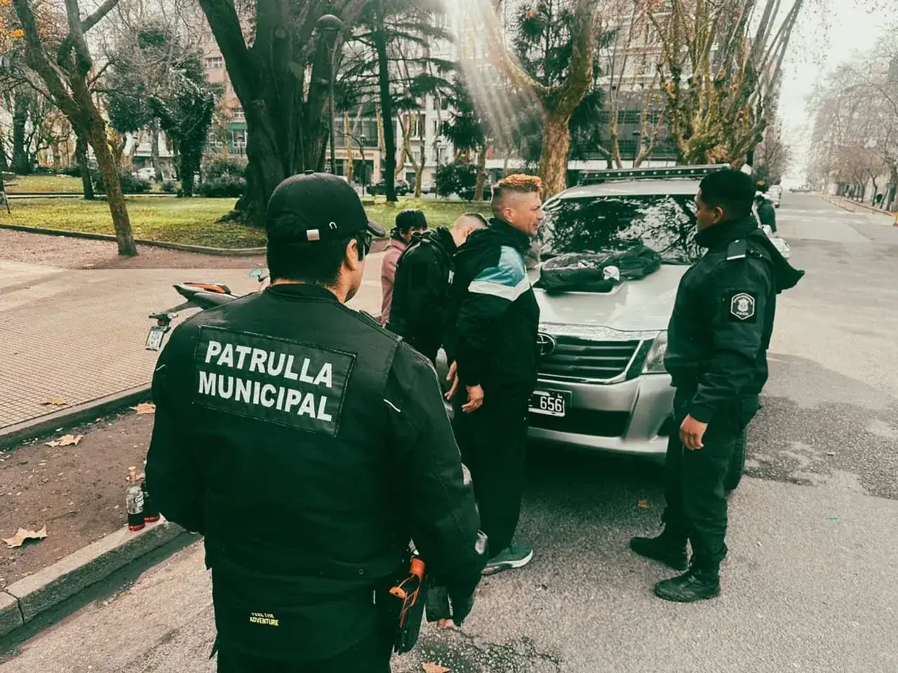 El detenido fue trasladado a la Comisaría Primera, donde se labraron las actuaciones correspondientes por infracciones relacionadas con la alteración del orden público y el estado de ebriedad en la vía pública.