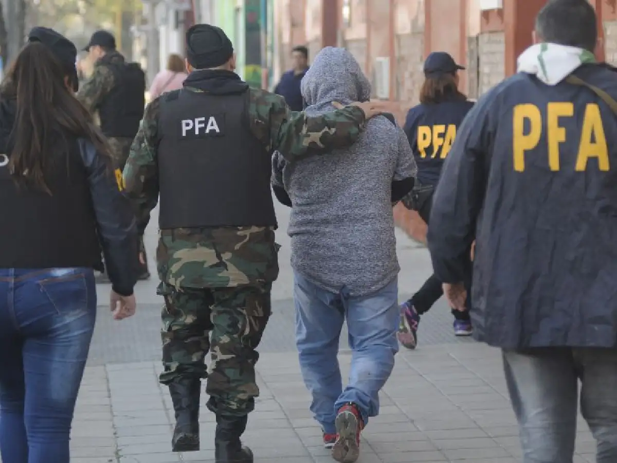 Golpe narco: matrimonio detenido denuncia que la Federal le “plantó” la droga