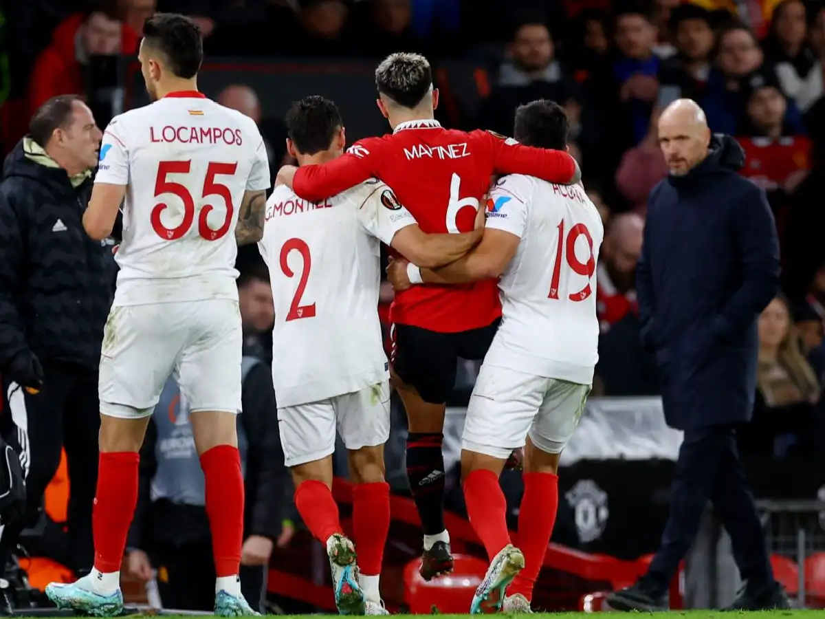 Lisandro Martínez sufrió una dolorosa lesión y fue asistido por Montiel y Acuña en el empate entre Manchester United y Sevilla