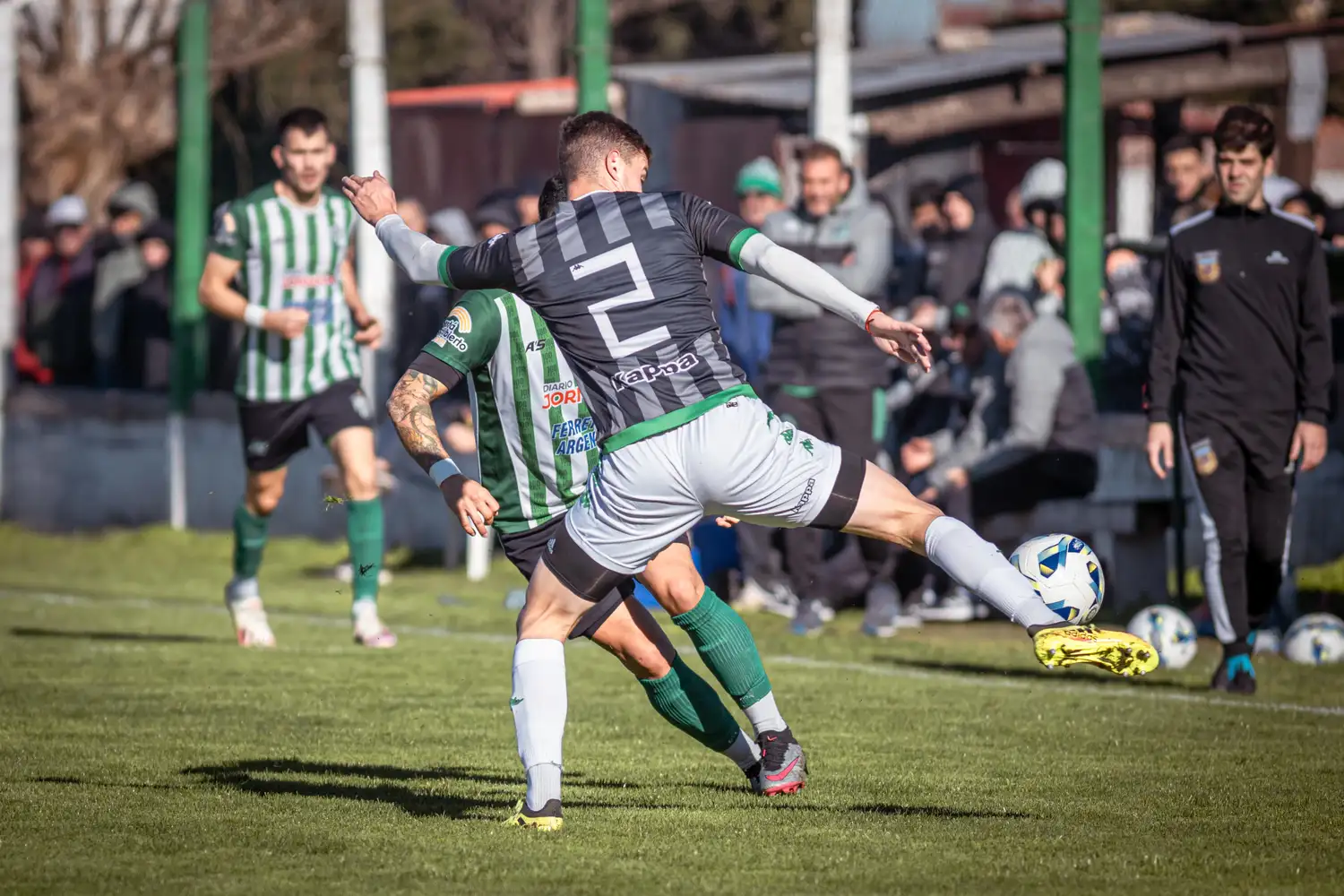 Rinaldi despejando el balón.