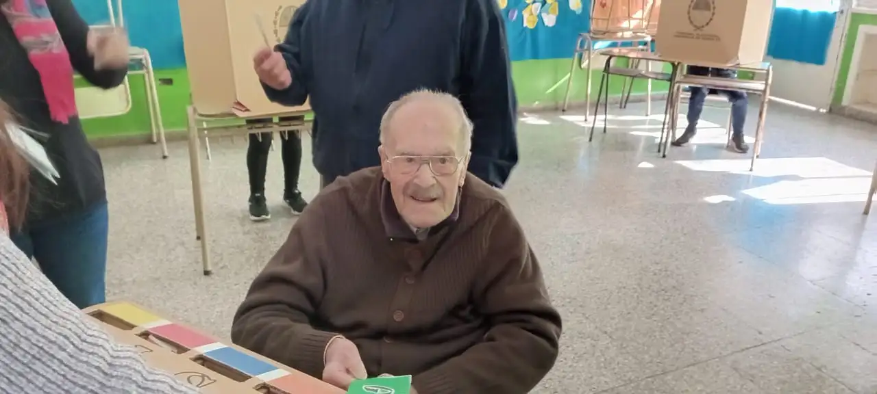 Don Julio, el abuelo venadense que a sus 96 años asistió a votar