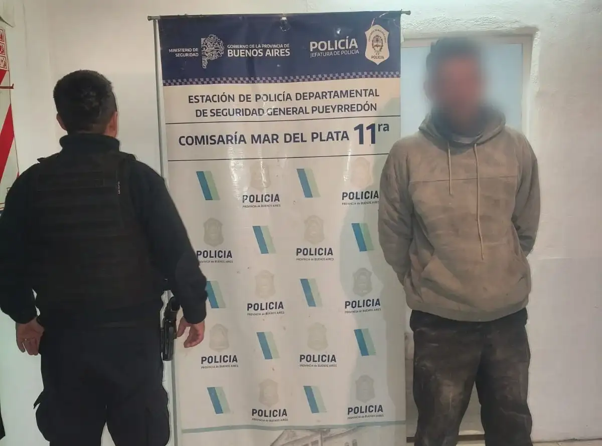 Al arribar al lugar, los efectivos localizaron al hombre en el exterior de la vivienda, donde continuaba con una actitud violenta.