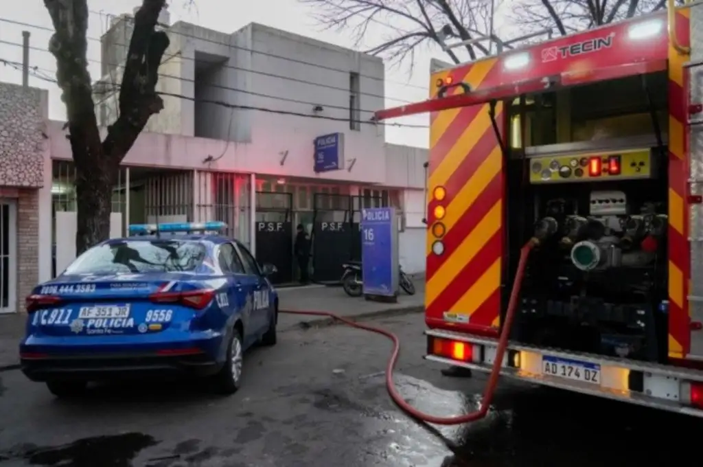 Motín en la comisaría 16ª de Rosario: revuelta de presos y quema de colchones