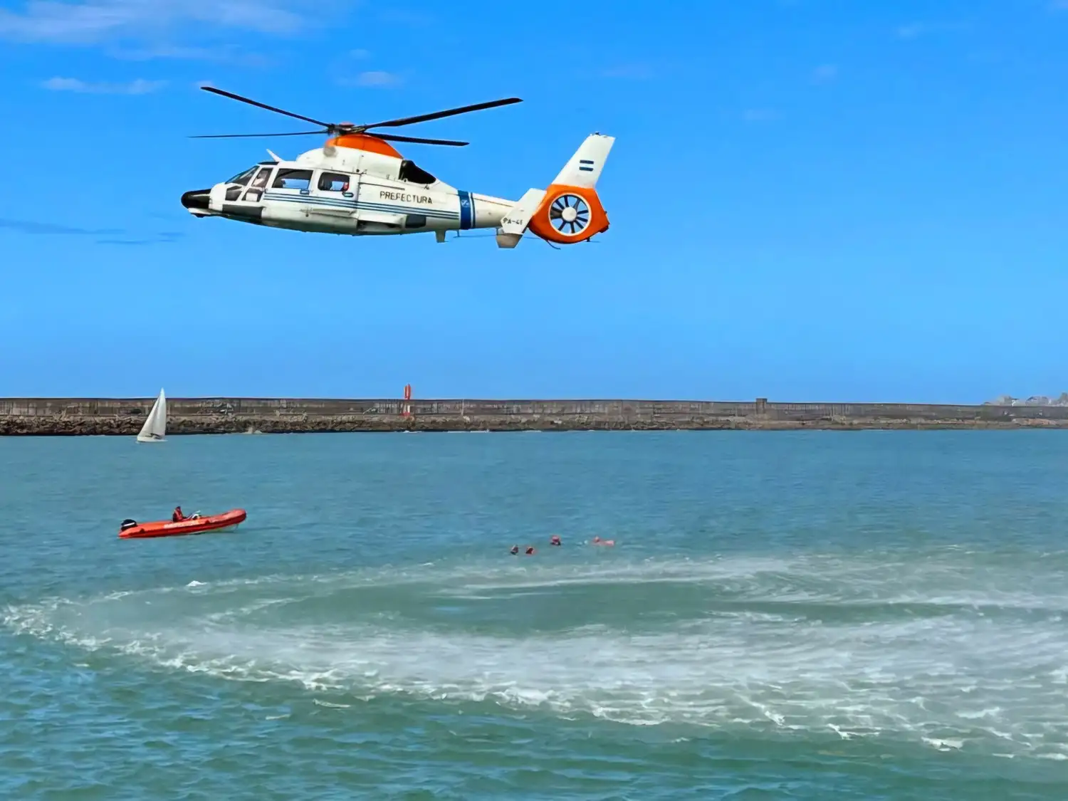 Más de 30 efectivos participaron de las prácticas en la costa de Mar del Plata.