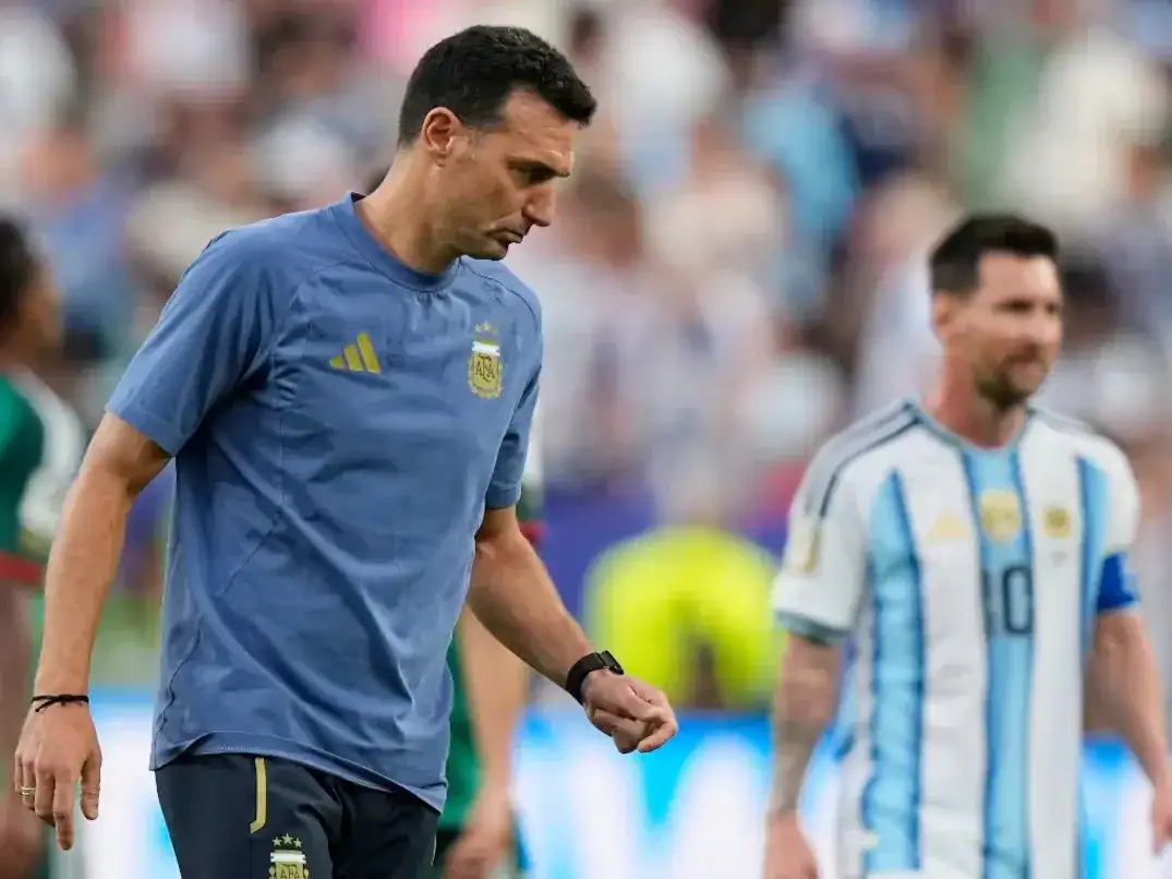 La circulación de la pelota, la posesión y la búsqueda permanente de Lionel Messi continuarán siendo pilares fundamentales del esquema diseñado por Scaloni. Foto: AP.