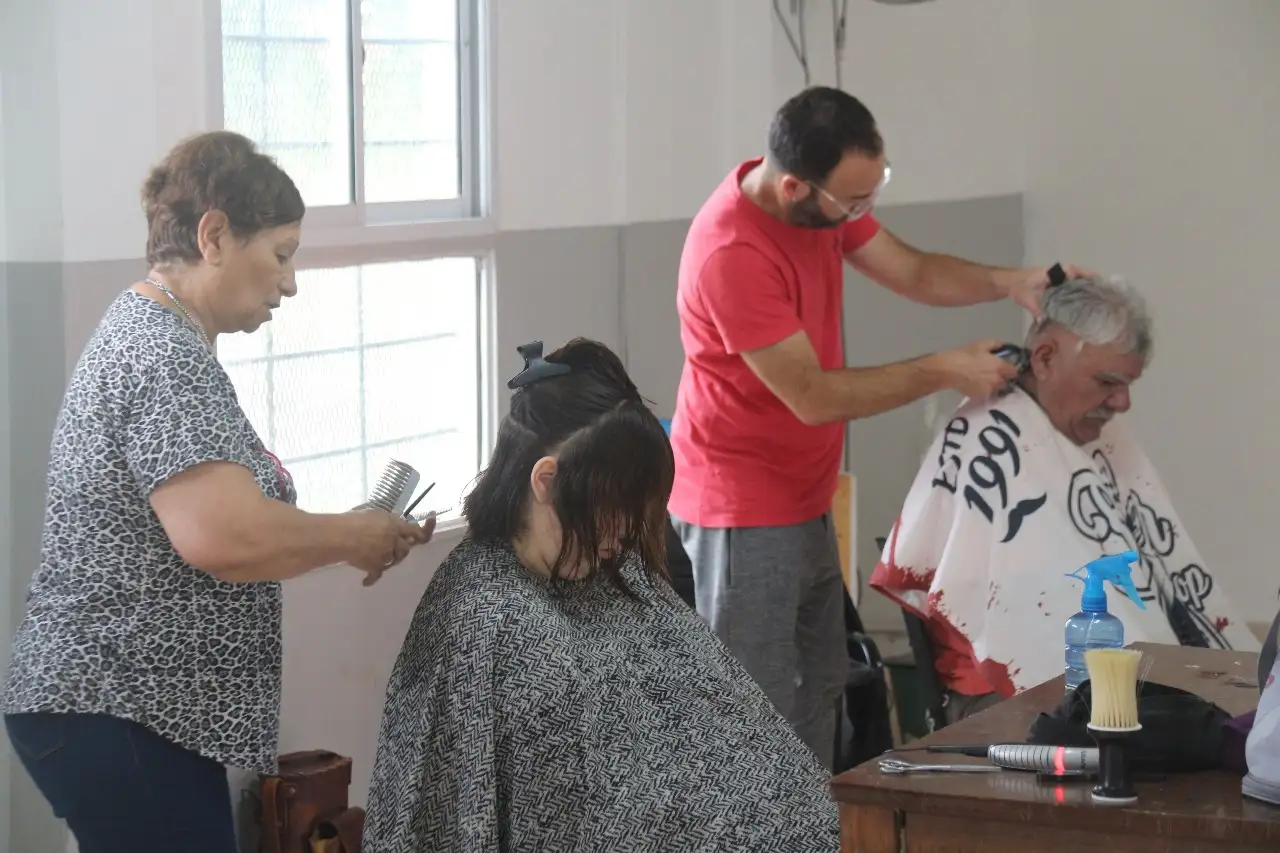 Los peluqueros solidarios recorren los barrios de la ciudad.