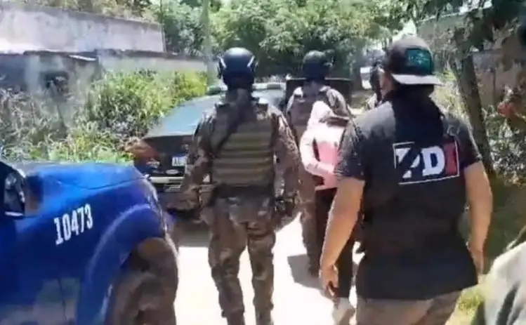 La sospechosa arrestada tiene 26 años y sus iniciales son V.E.C.