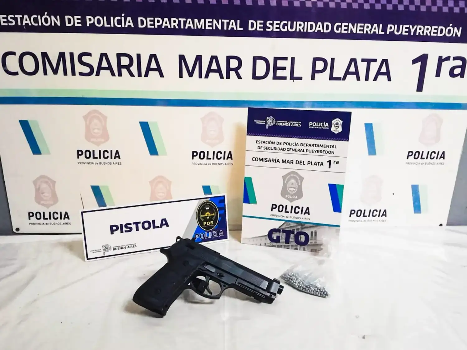 Una mujer de 60 años amenazó con un arma al personal de un instituto médico y terminó allanada