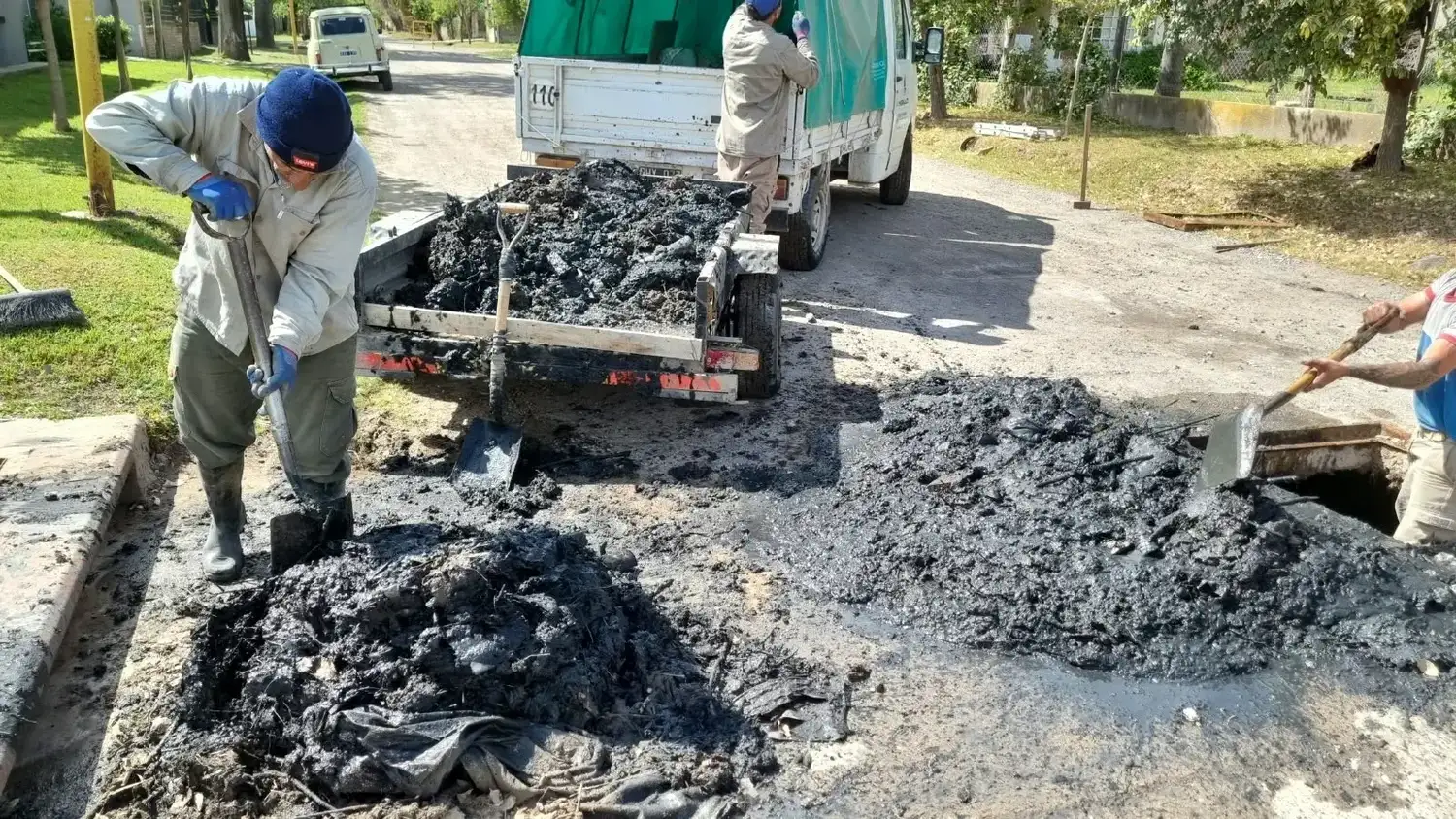 Limpian canales entubados en barrio Savio para prevenir anegamientos
