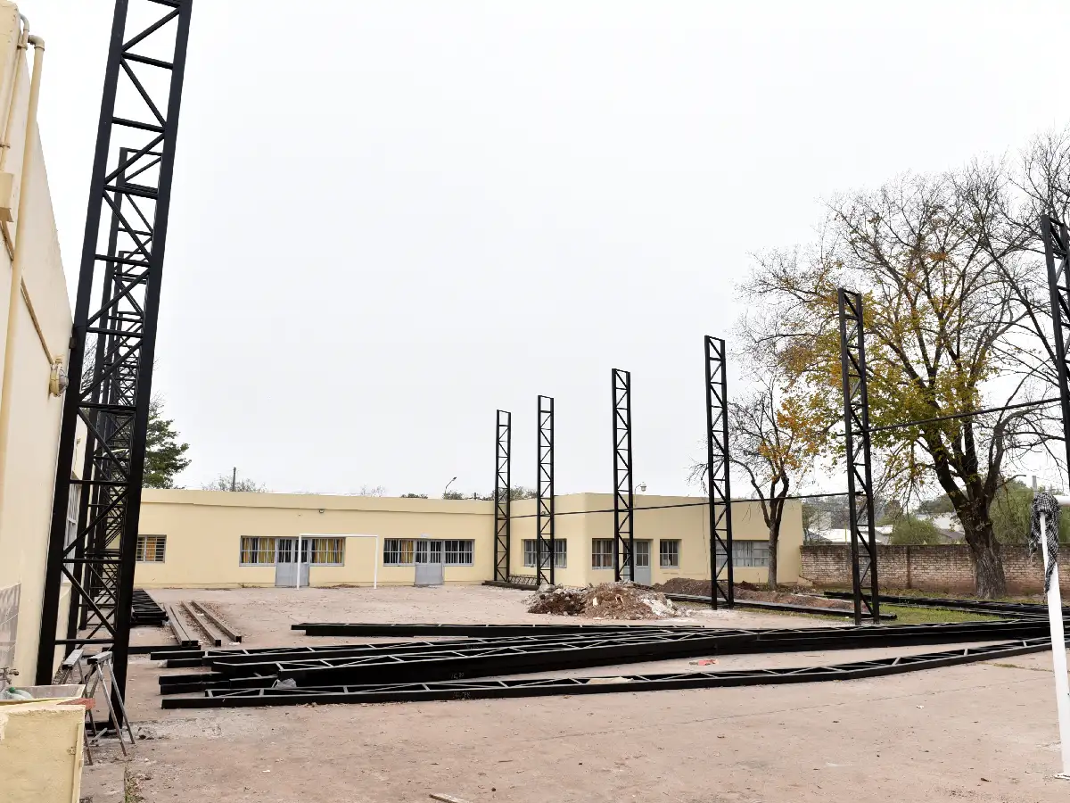 Avanza la construcción del  SUM en la Escuela Bouchard 