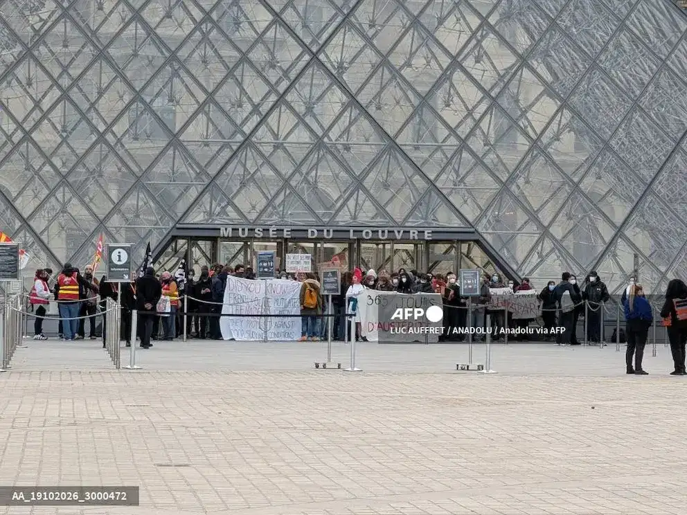 Estudiantes bloquearon el acceso al Museo del Louvre en París, en el marco de las protestas contra los recortes presupuestarios y las políticas económicas del Gobierno francés.