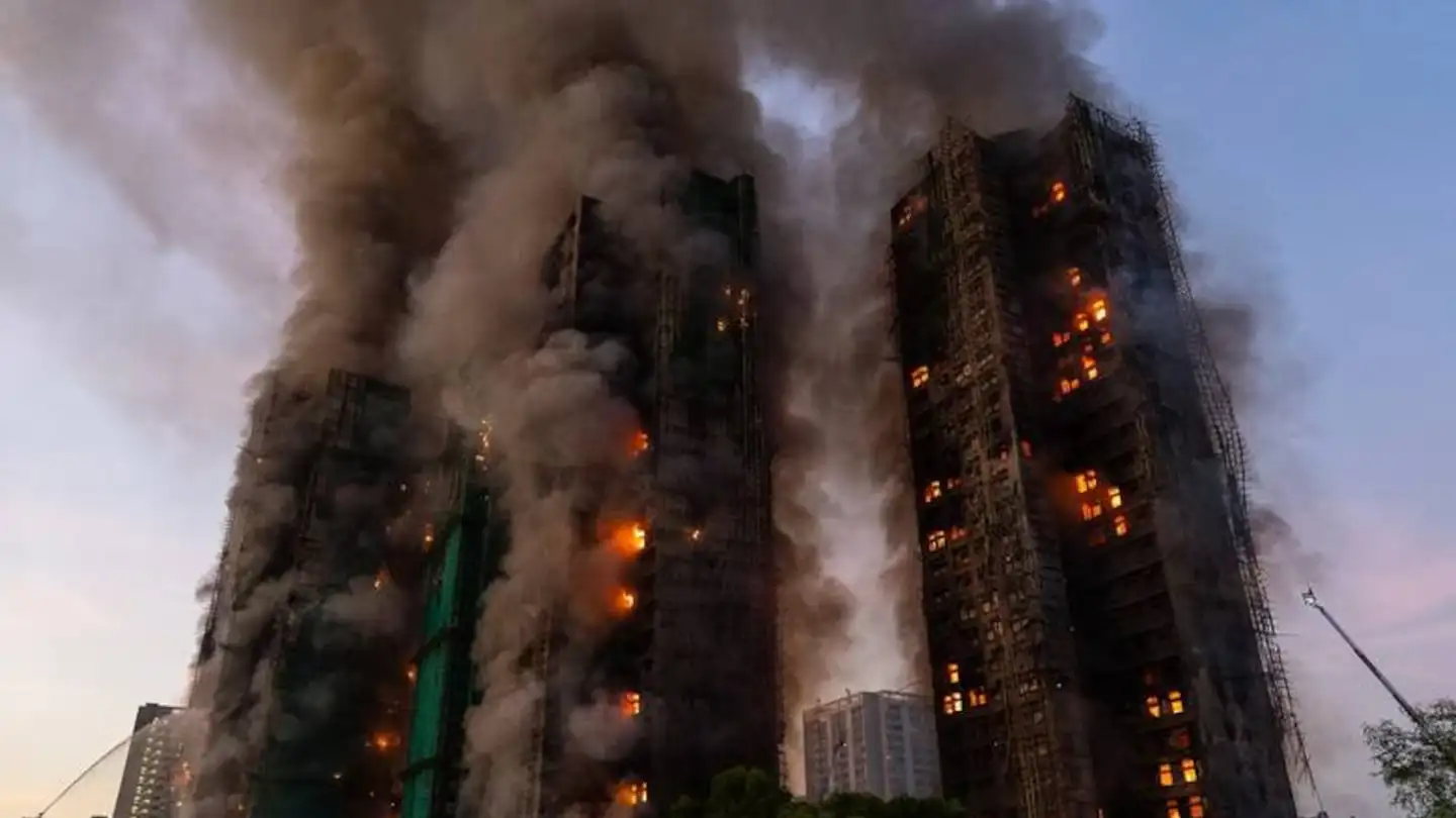 Desesperación total por el fuego que arrasó un complejo de edificios