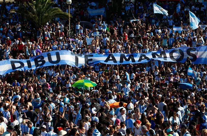 Un marplatense en el arco, miles y miles en las calles