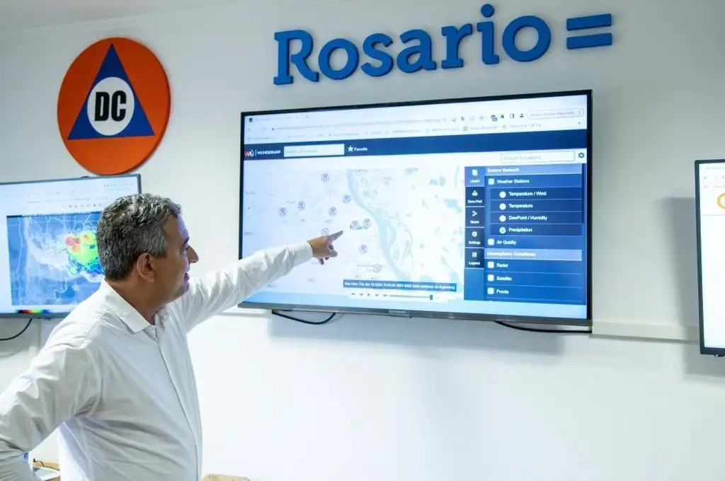 Javkin, junto al secretario de Gobierno, Sebastián Chale, y el director de Defensa Civil, Gonzalo Ratner, ofrecieron una conferencia en la que realizaron un balance de las consecuencias sufridas por el temporal.