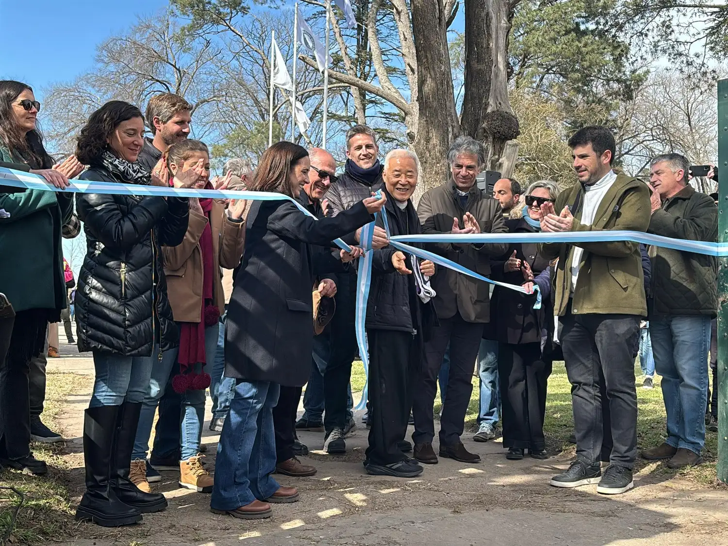 Corte de cintas en la Sociedad Rural, con autoridades políticas, agropecuarias y religiosas. Foto: MVT