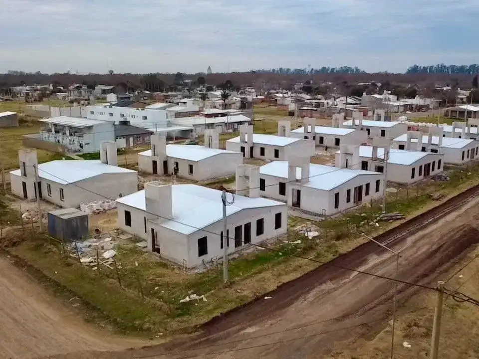 “Las unidades habitacionales registran un avance del 80 %, donde actualmente las cuadrillas trabajan en terminaciones edilicias e infraestructura de servicios sobre calle José Hernández", contó el ministro de Obras Públicas, Lisandro Enrico.
