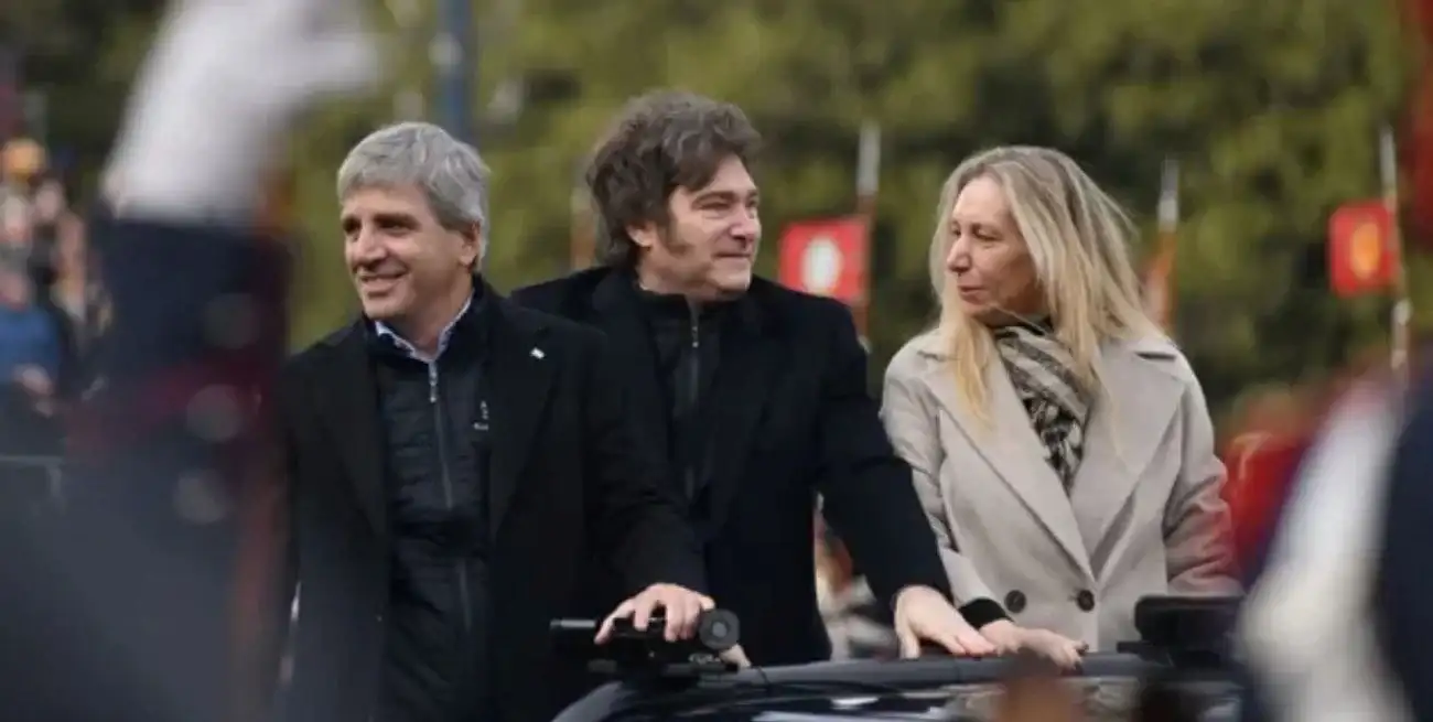 Luis Caputo, Javier y Karina Milei. El presidente confía en el rumbo económico y político.