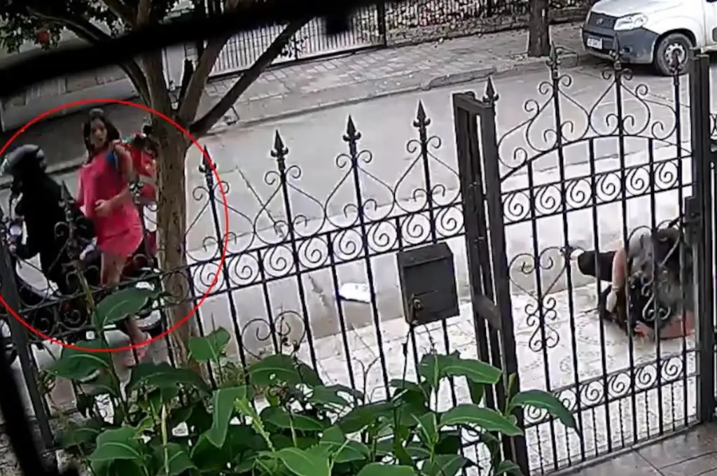 Durante la fuga, la mujer embarazada perdió el equilibrio y cayó al asfalto.