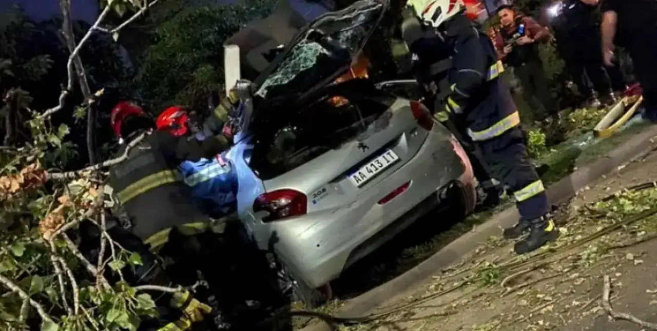 Robaron un auto, huían de la policía y chocaron de frente con otro auto: hay un muerto y tres heridos