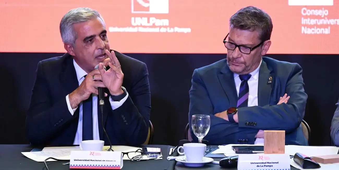 Franco Bartolacci, de la UNR, reemplazará en la presidencia del CIN a Oscar Alpa, de La Pampa (a su lado). Foto: Gentileza CIN