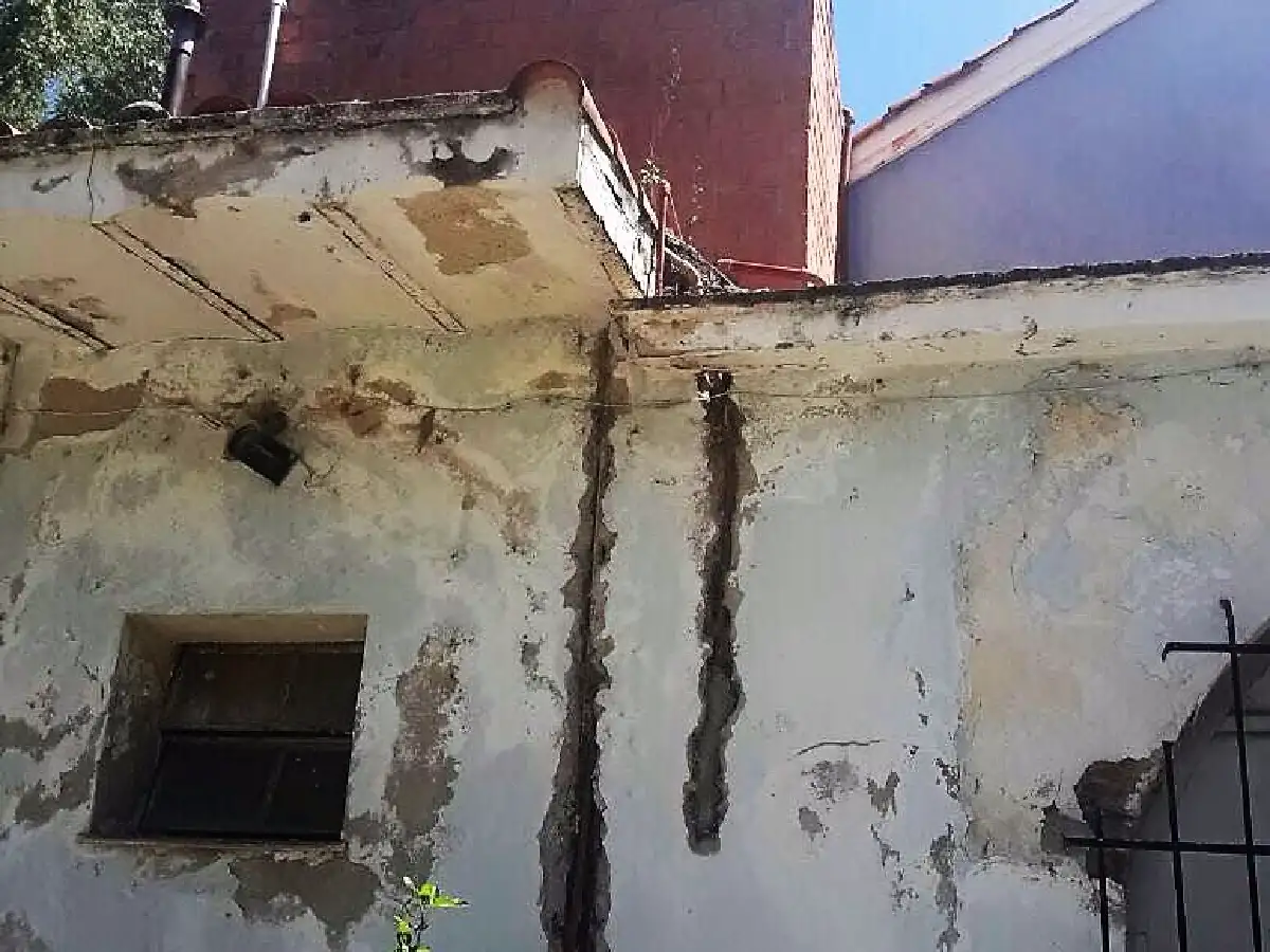 Denuncian deterioro en edificio de colonia de vacaciones 