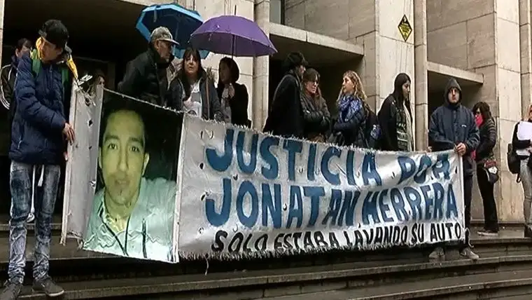 Crimen de Jonatan Herrera: repudiaron la “libertad restringida” a policías