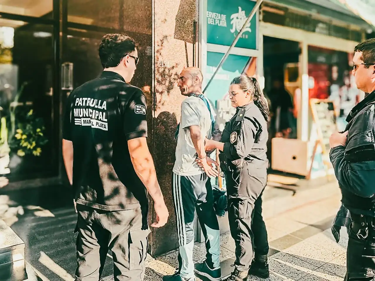 Aprehendieron a un hombre tras generar disturbios en Plaza Colón