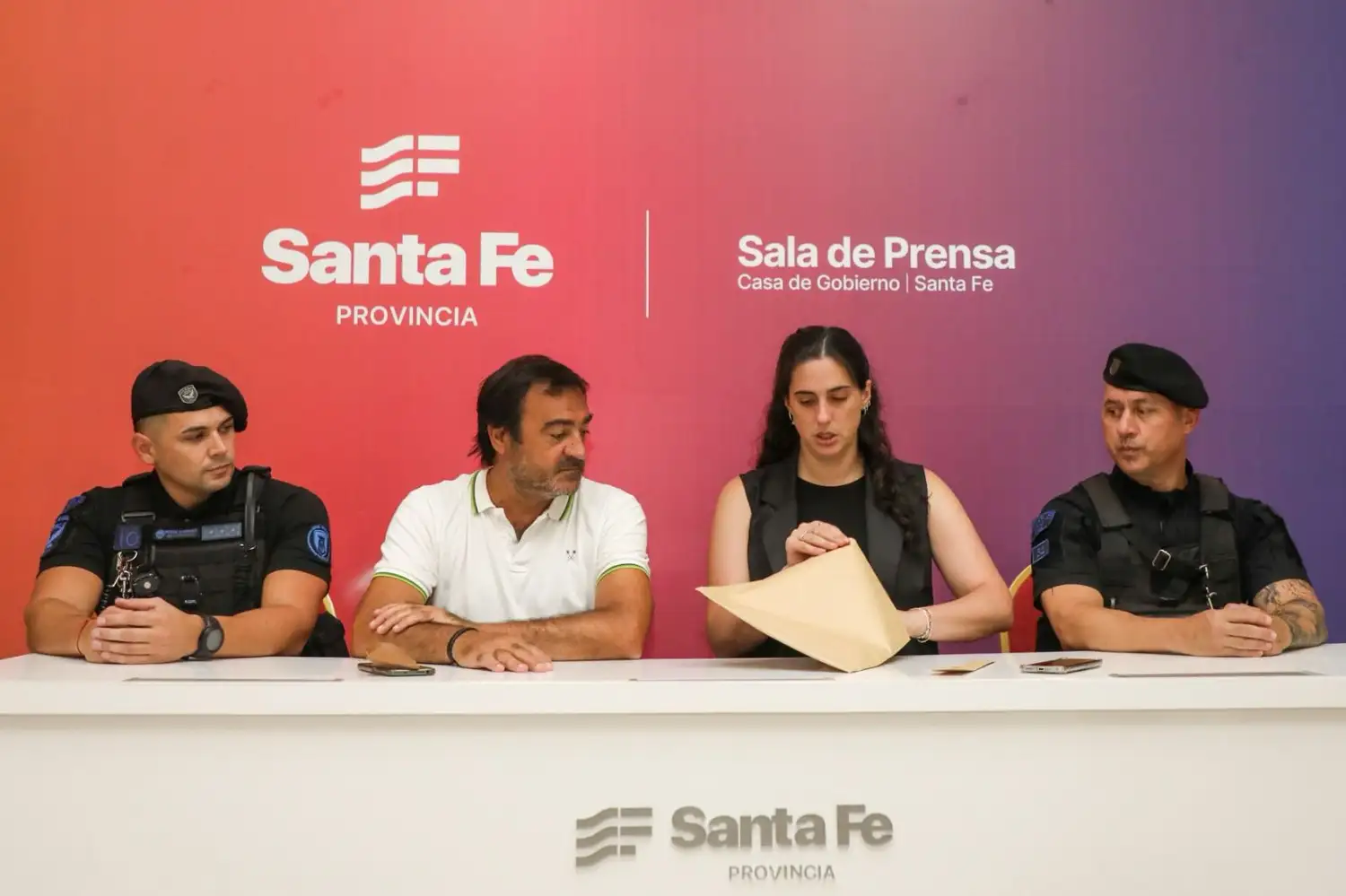 Se conocieron las ofertas de la licitación, acto encabezado por  los secretarios de Asuntos Penales, Lucía Masneri; de la Unidad Ejecutora de Infraestructura en materia de Seguridad Pública y Penitenciaria, Diego Leone.