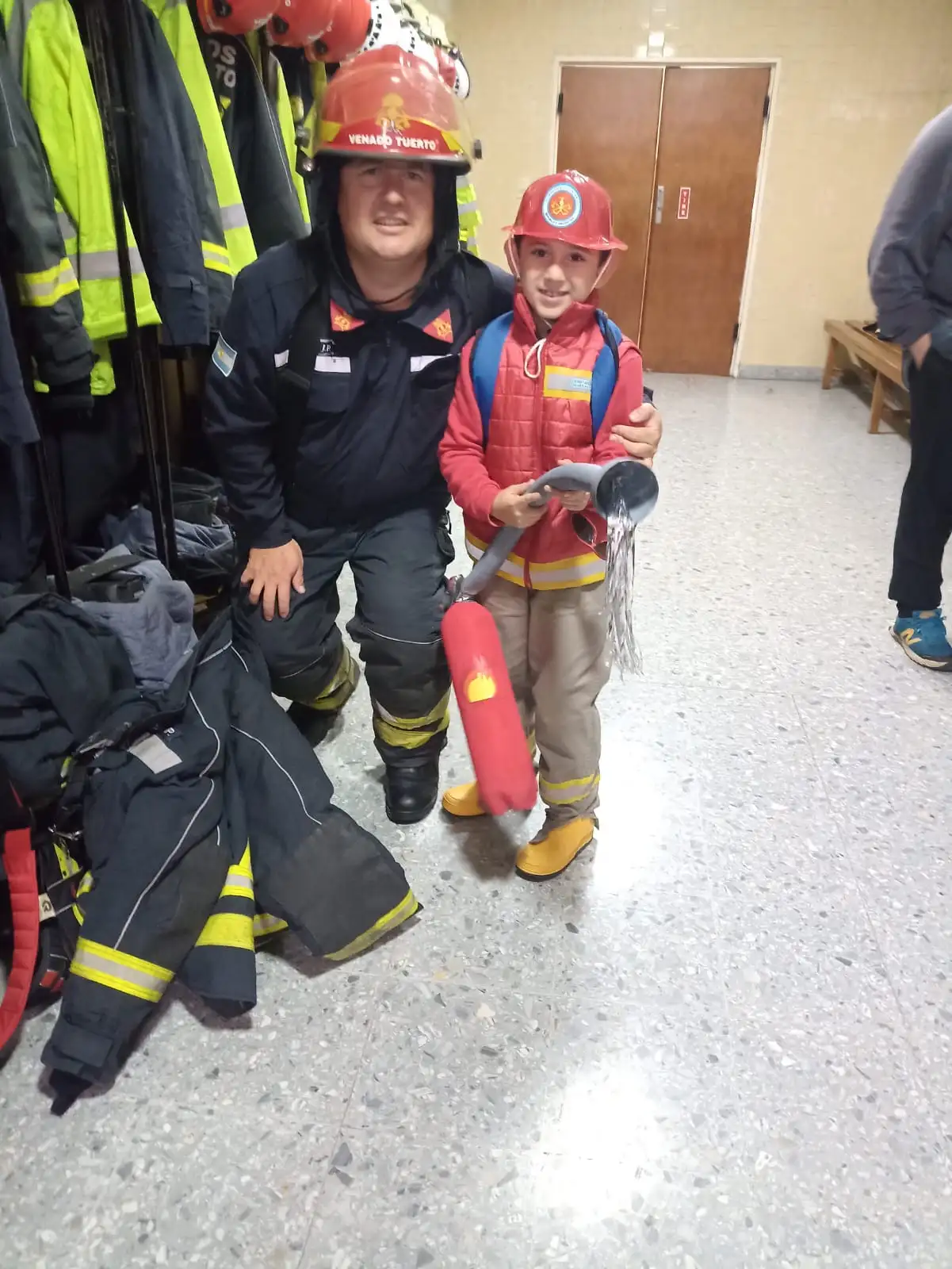 Bombero y alumna