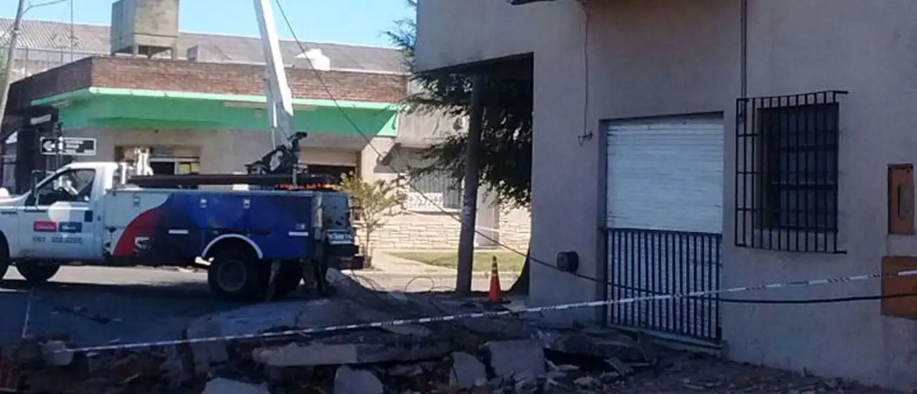 Una mujer internada tras sufrir la caída de tres balcones