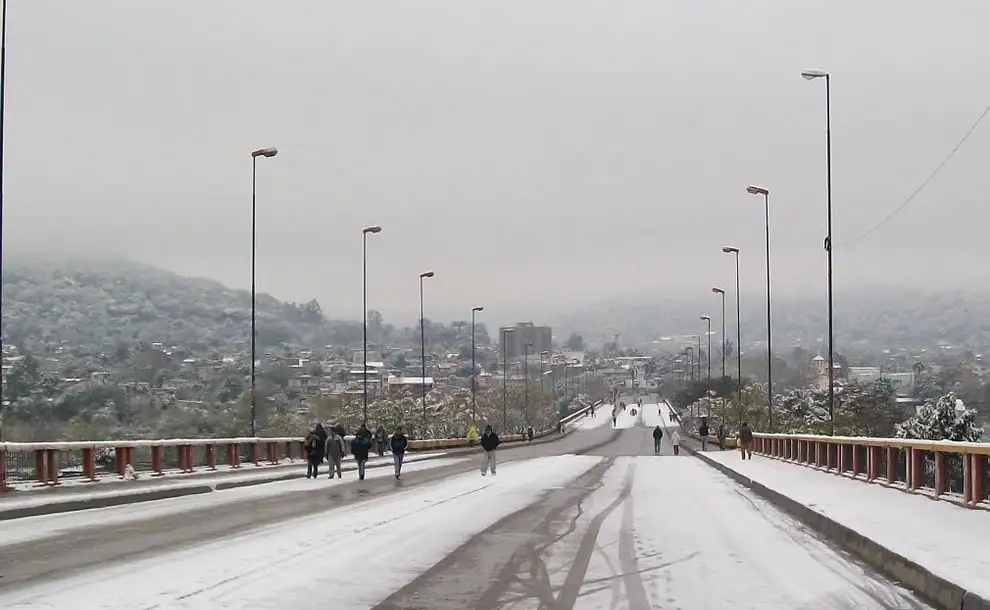Rigen alertas por lluvias y nevadas en ocho provincias argentinas