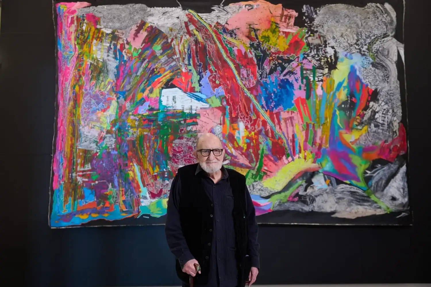 La obra consiste en una frase del artista, recordado por su exposición Visión quebrada en el mismo Museo.