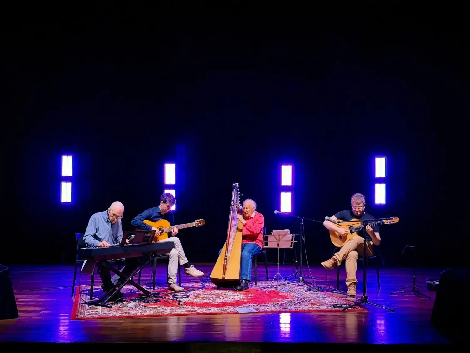 Norberto “Chilín” Morelli, Ismael Rosillo, Lorenzo Paris y Luis “Lucho” Paris sobre el escenario del teatro municipal.