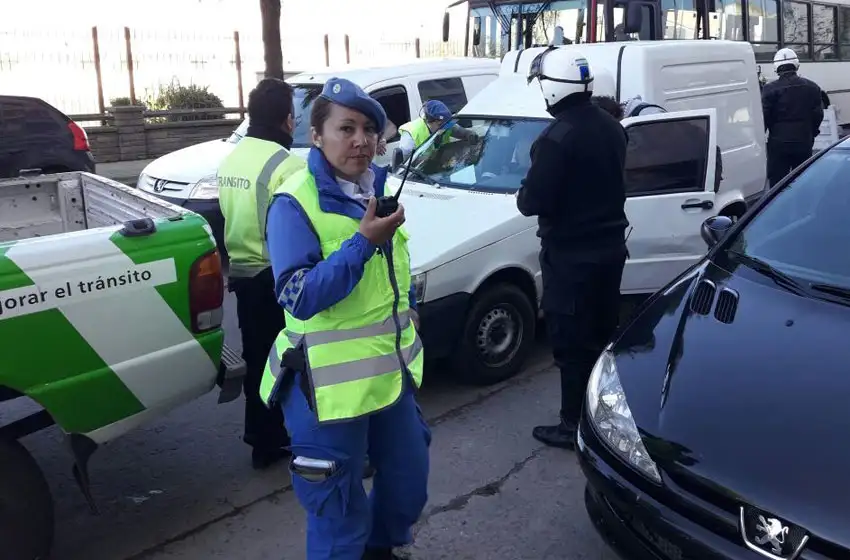 Evadió un control y atropelló a un agente de Tránsito 