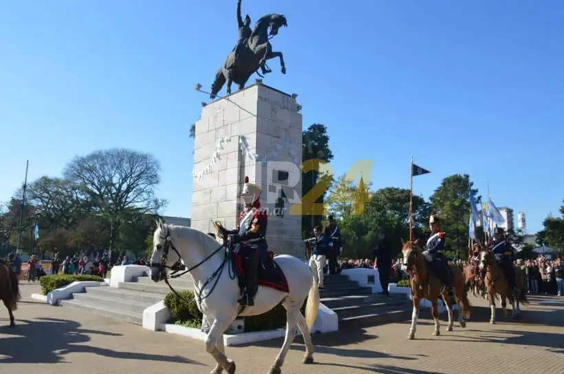 Acto sanmartiniano con desfile ecuestre y escenas del Combate de San Lorenzo