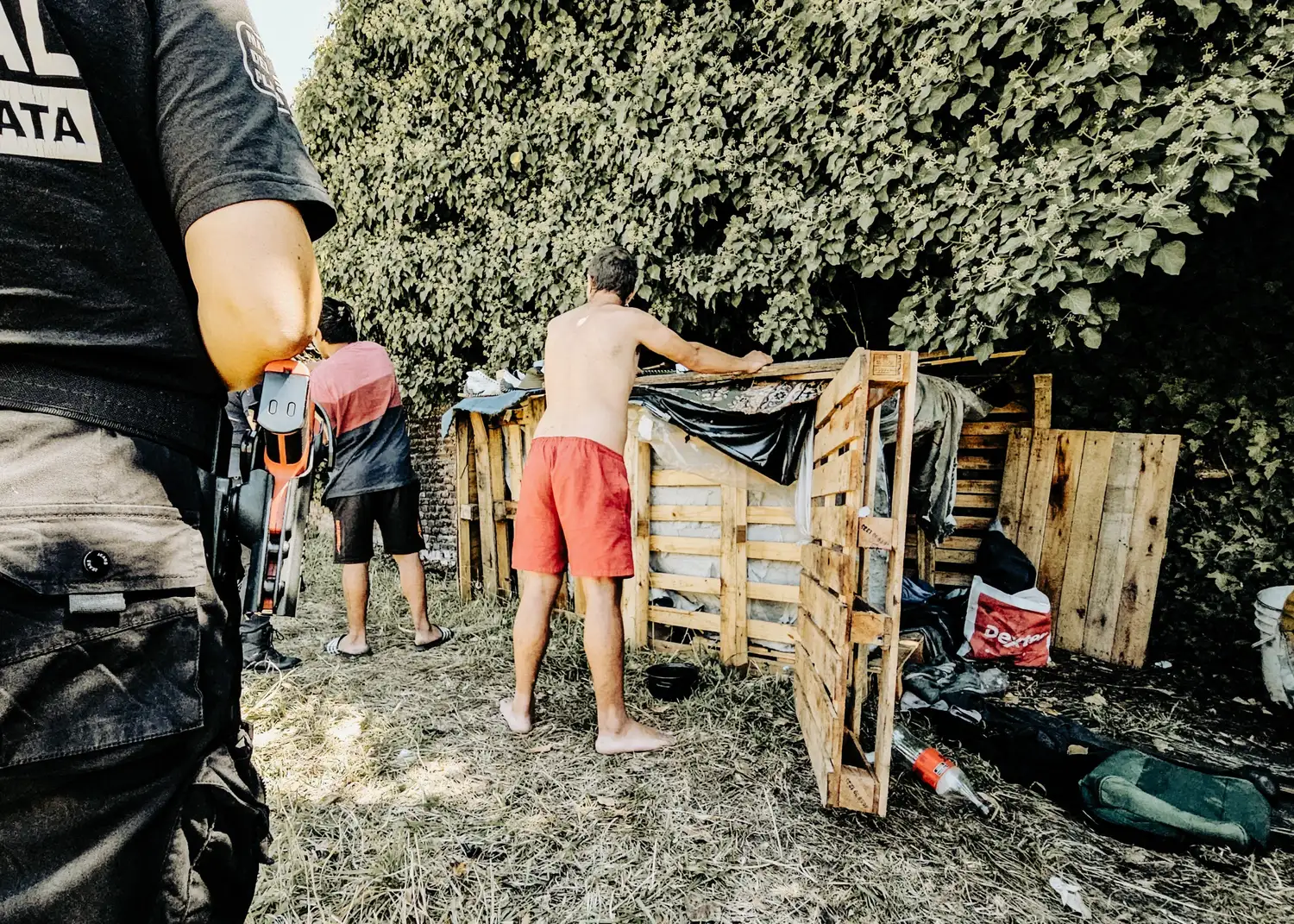 El operativo se llevó a cabo en Juan B. Justo y la vía, y permitió constatar una ocupación irregular del espacio público.