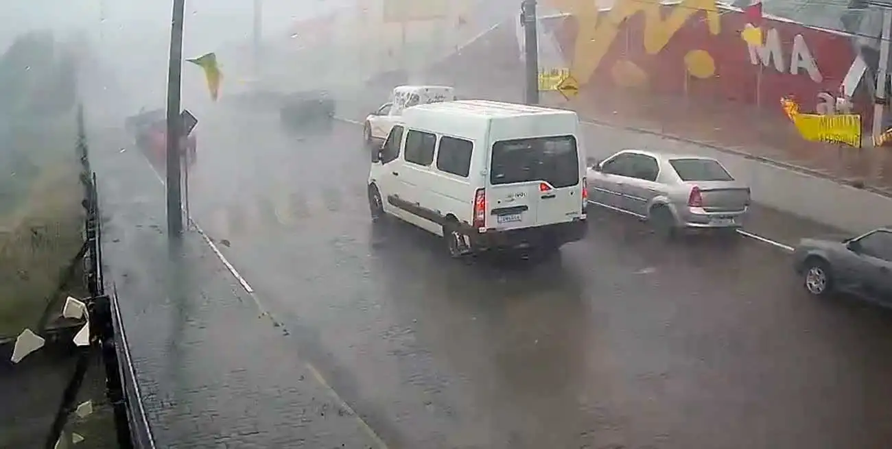 Se cayó el techo de un supermercado. El incidente no dejó heridos.