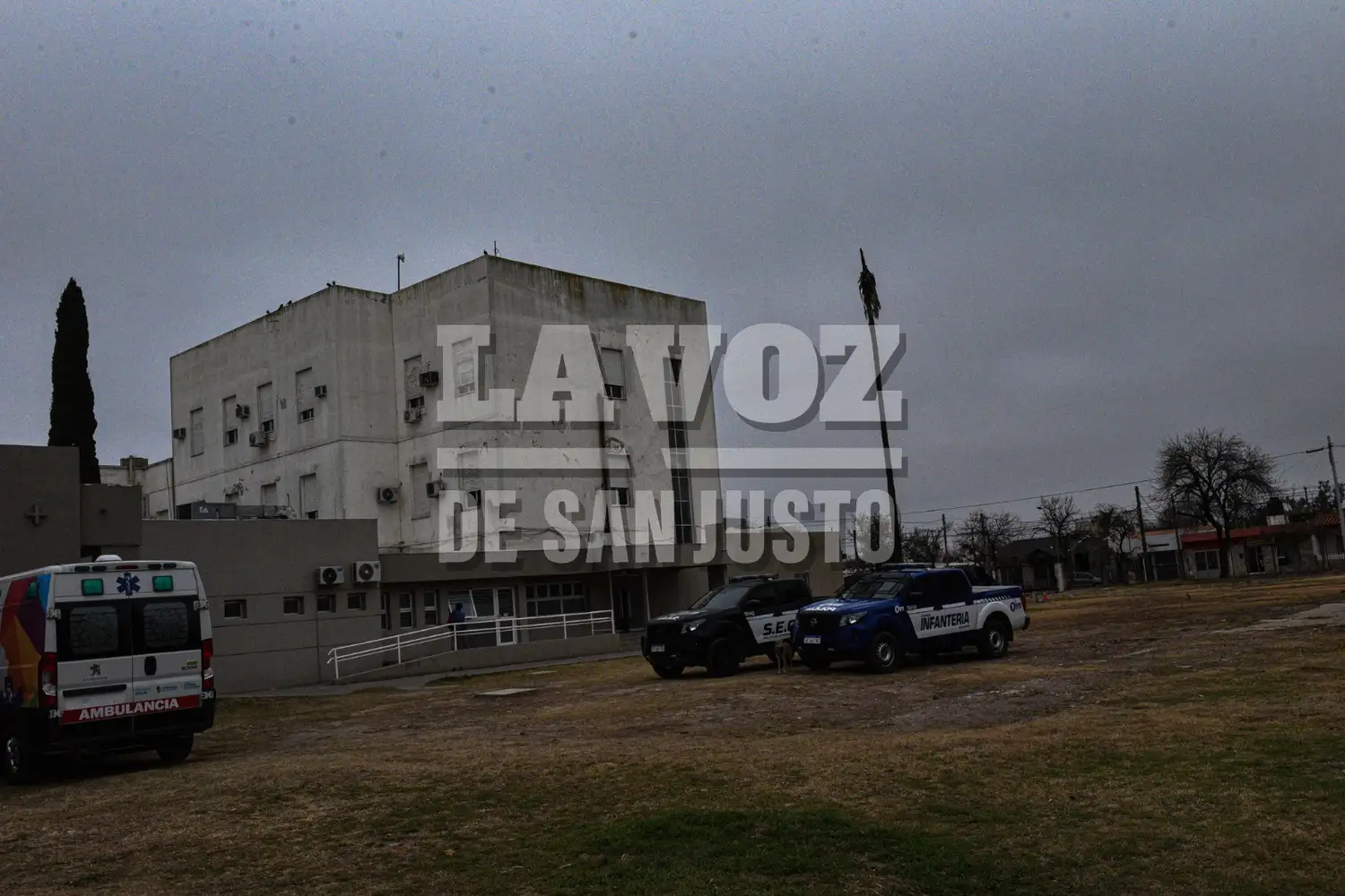 Custodia policial en el perímetro del Hospital Iturraspe.