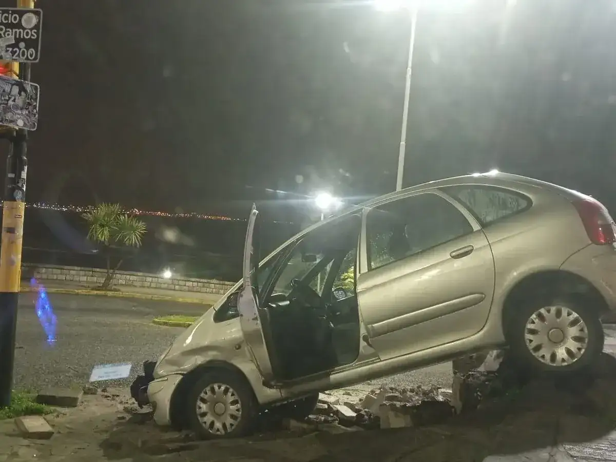 El vehículo terminó sobre la vereda tras impactar contra el muro costero en la zona de Alvear. El conductor resultó ileso.
