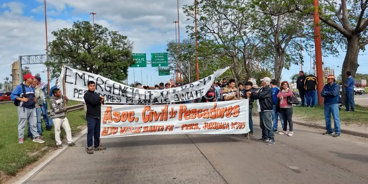 Los pescadores cortan el acceso a Santa Fe en el ingreso al Viaducto Oroño