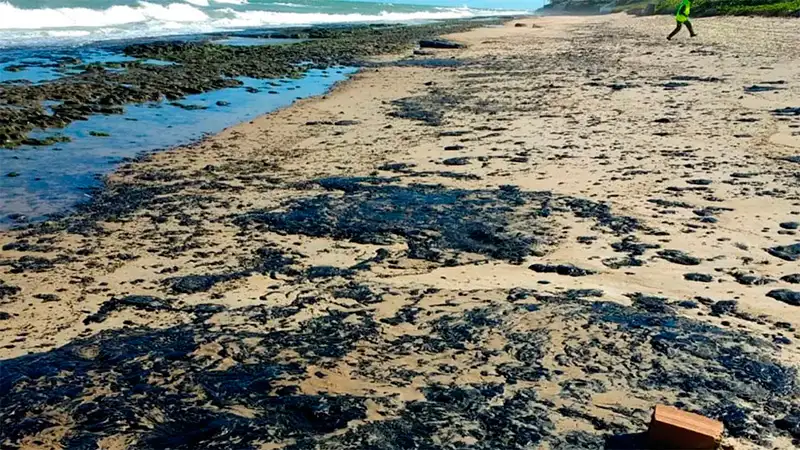 En más de 100 playas de Brasil aparecieron manchas de petróleo