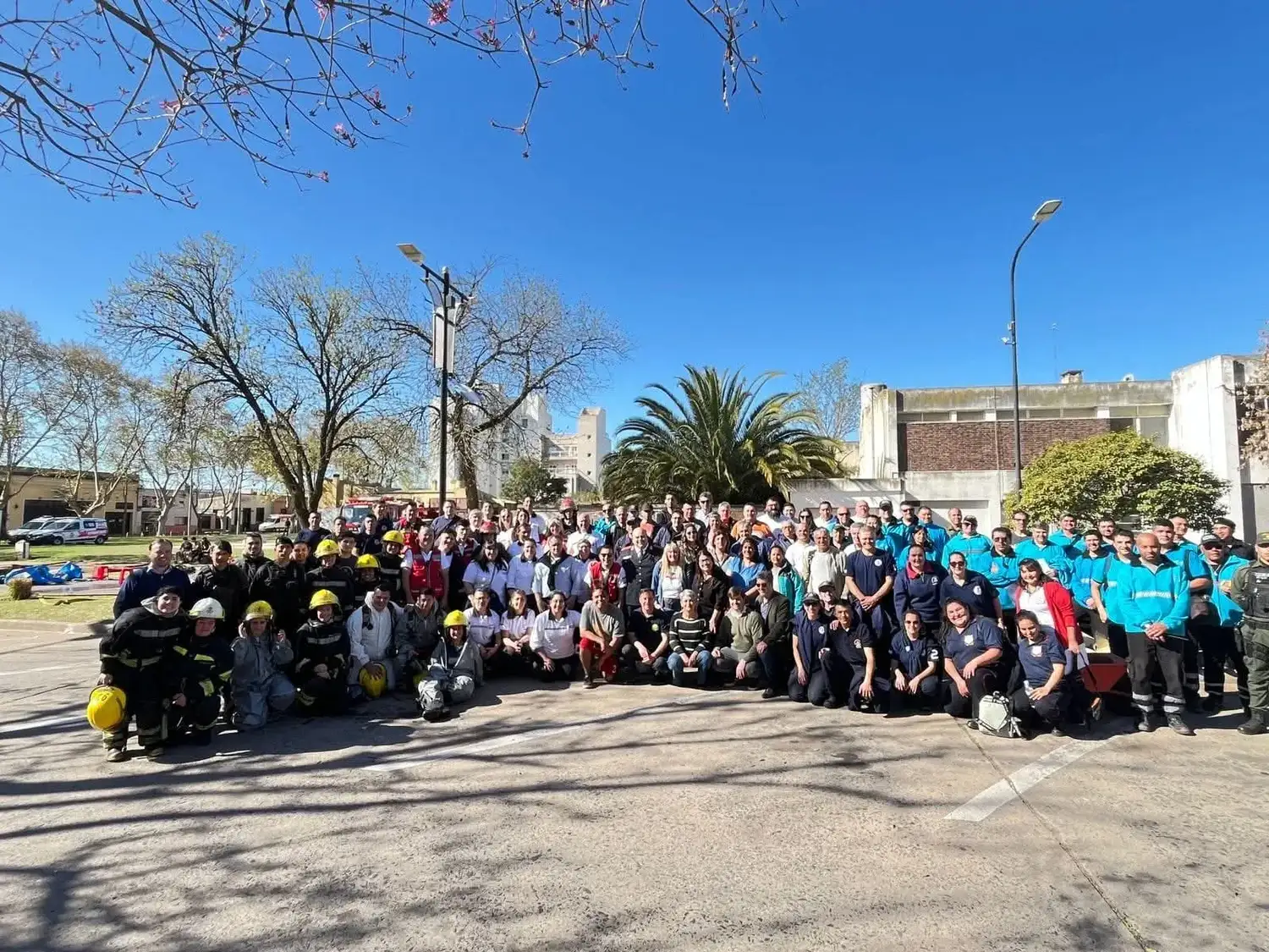Un numeroso grupo de profesionales y voluntarios posa al aire libre durante la II Jornada Integral sobre Emergencias del Sur de Santa Fe, realizada en el Centro Cultural para fortalecer la capacitación y el trabajo conjunto en la región.