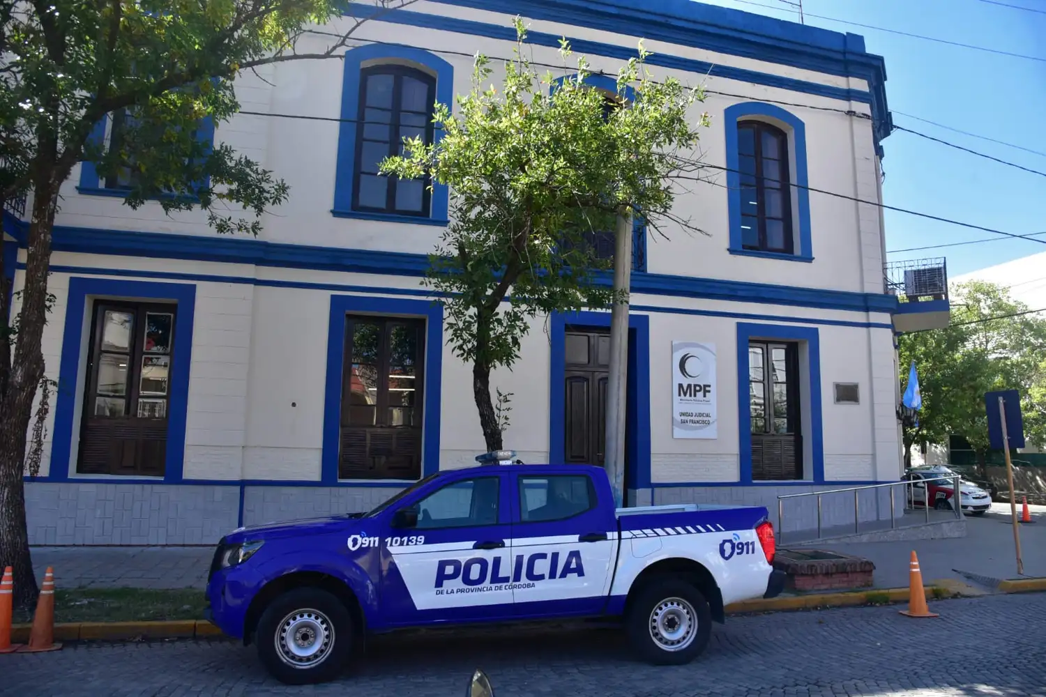 Una joven motociclista sufrió fractura de codo en accidente