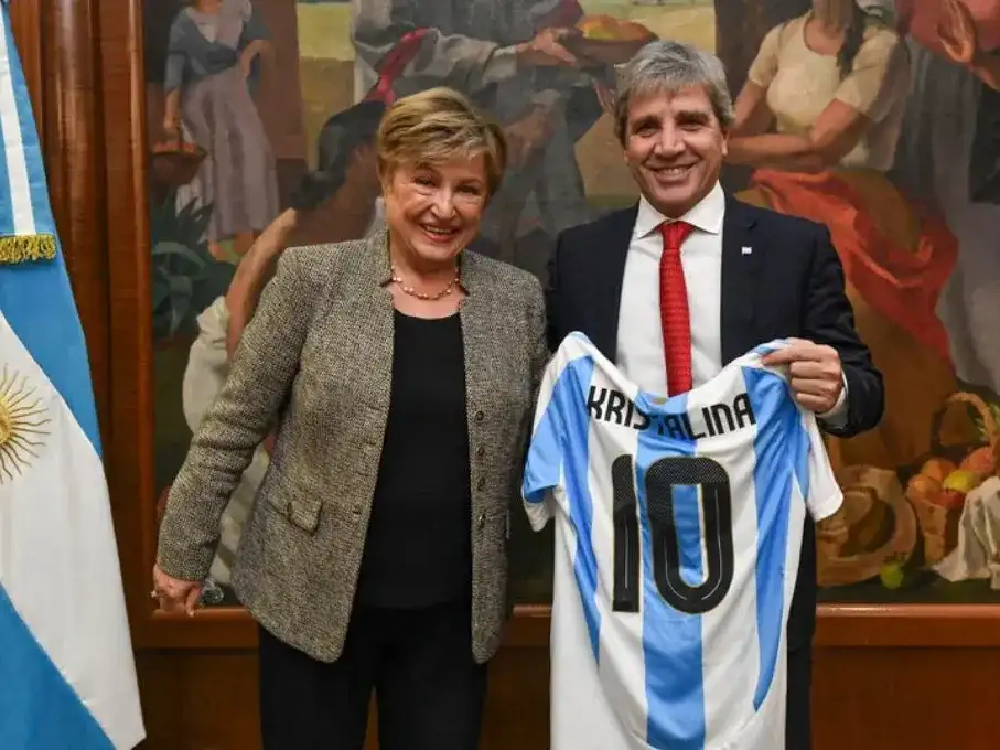 Kristalina Georgieva y Luis Caputo se reúnen para revisar las metas del FMI y definir el desembolso para Argentina.