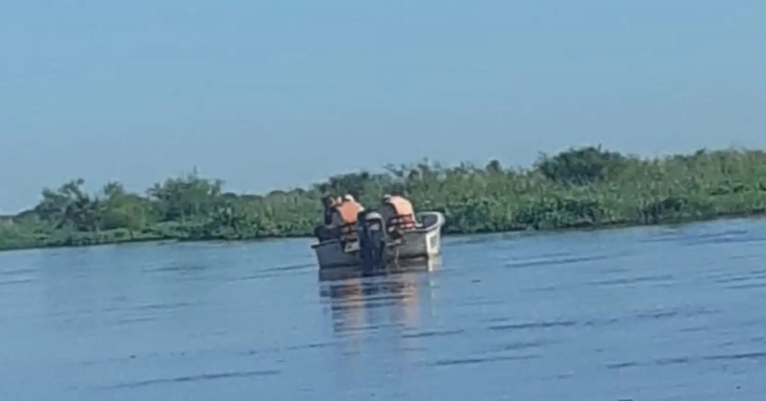 Policías de Los Pumas recorrieron la zona con una embarcación en busca de los ladrones. Archivo