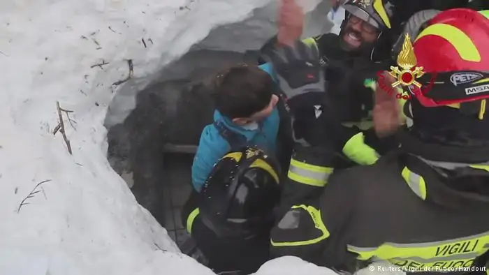 Rescatan con vida a niños de hotel sepultado en Italia