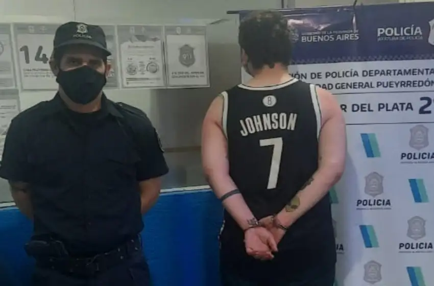 Atraparon a un joven que golpeaba a su pareja en la calle