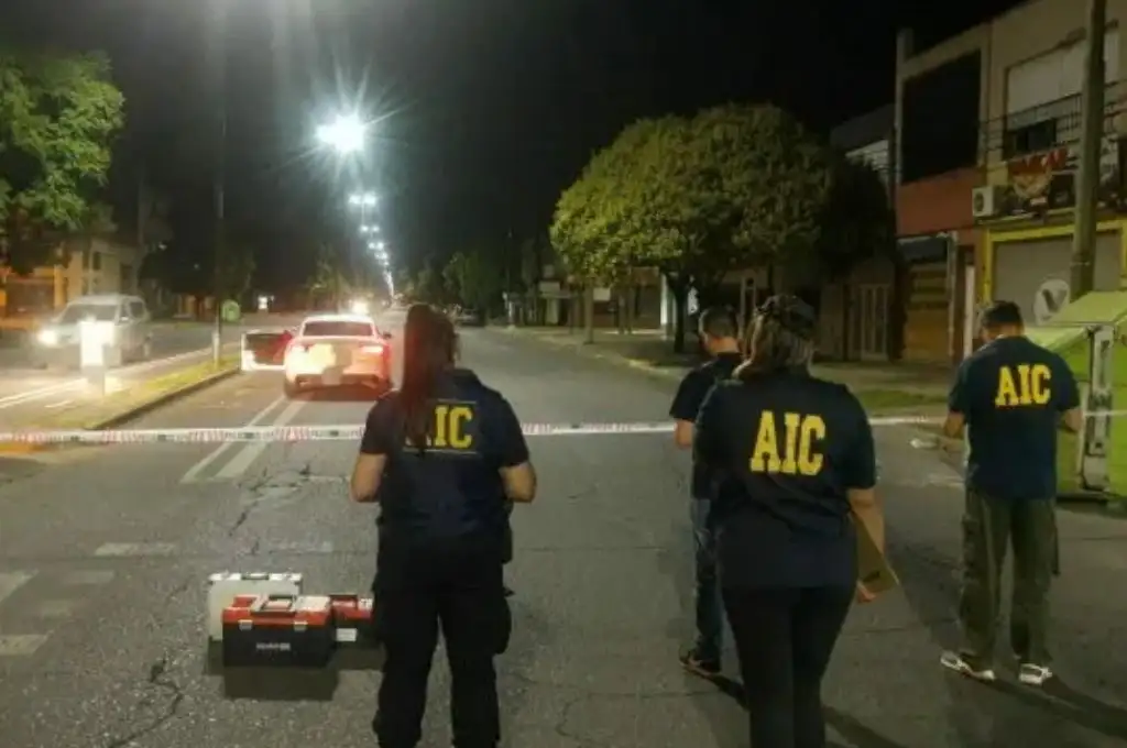 Rosario: motociclistas atacaron a balazos a un hombre que conducía un Audi