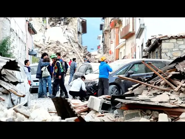 Italia: Renzi acudió a la zona del terremoto